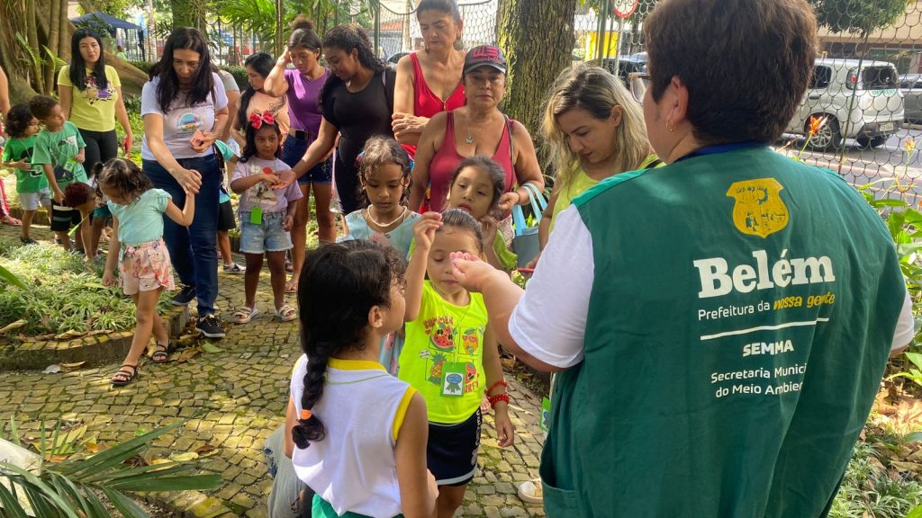 As crianças puderam levar para casa mudas de plantas para plantarem e cuidarem