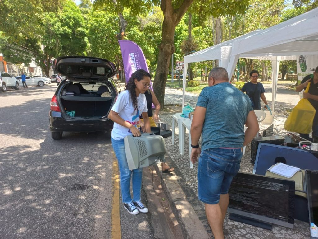 Muitos moradores das áreas ao redor da praça Batista Campos levaram material para o posto de arrecadação nesta sexta, 8