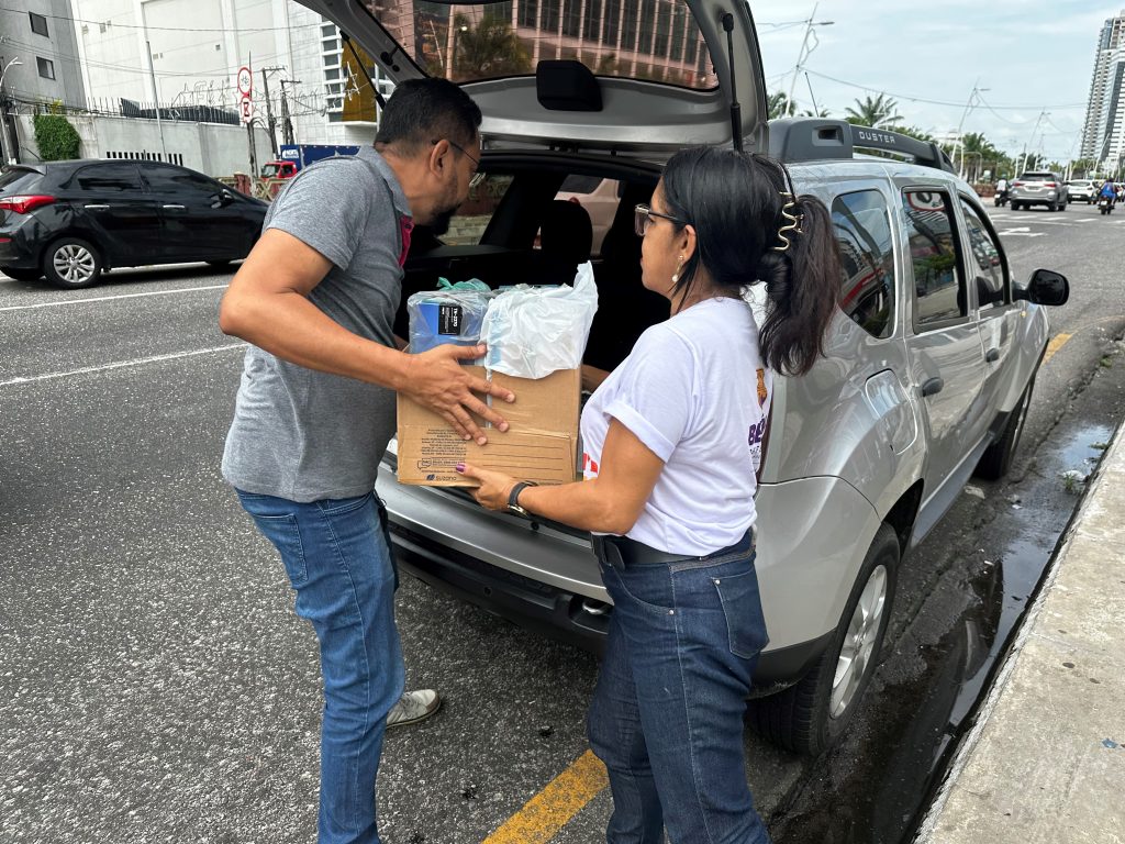 Muitas pessoas aproveitaram o ponto de descarte de lixo eletrônico e levaram materiais em desuso para entregar