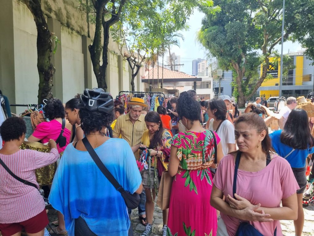O Horto Municipal se tornou, neste domingo, o point de uma moda reciclada que convida à criatividade e à proteção à natureza