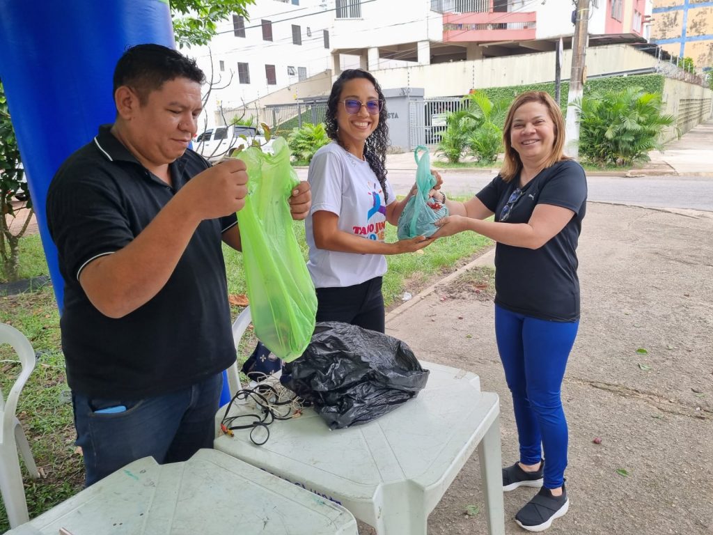 Várias pessoas contribuíram com o descarte de material eletrônico nesta sexta-feira, 23, no bairro do Marco
