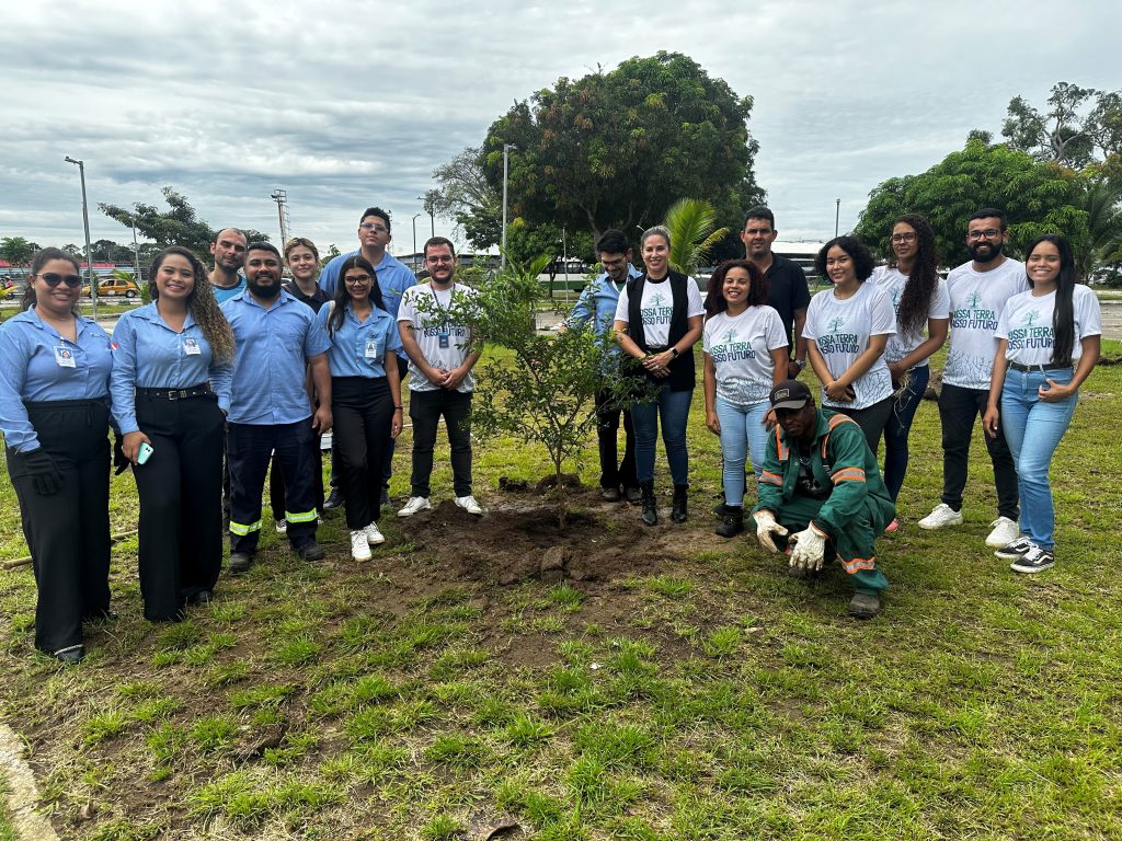 Agentes ambientais da Semma, em parceria com a Hidrosan, realizaram o plantio de mudas de espécies vegetais regionais na Praça Dorothy Stang e nas áreas de entorno para melhorar a temperatura na área